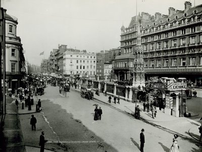 Allgemeine Ansicht entlang des Strands mit Charing Cross Station von English Photographer